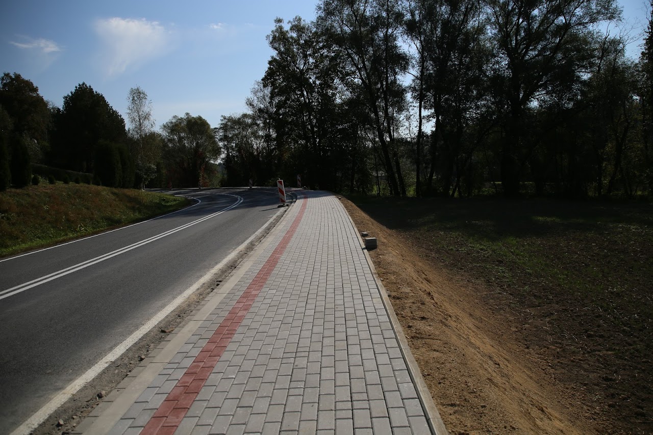 Chodnik DW 980 w Rzepienniku Strzyżewskim w trakcie